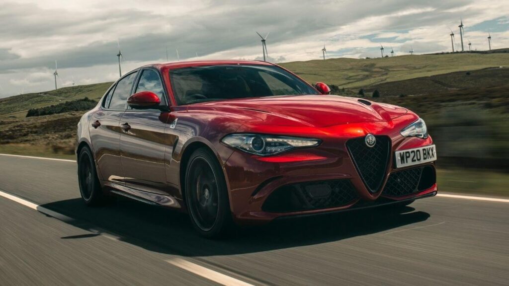 En İyi Kırmızı Araba Modelleri ve Markaları - Alfa Romeo Giulia
